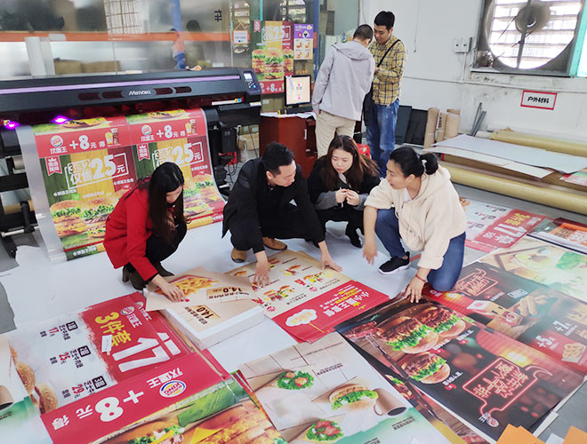 华润置地领导莅临我司考察喷绘广告制作